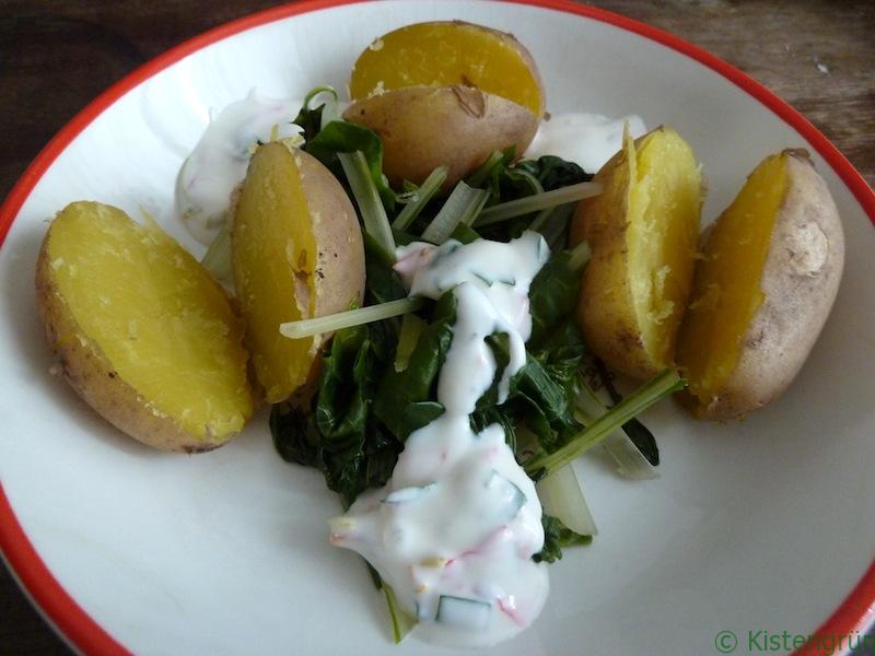 Mangold mit Kräuter-Joghurt-Dip.