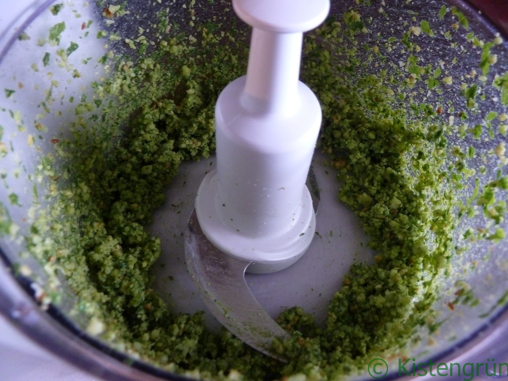 Basilikum-Pesto in einer Küchenmachine