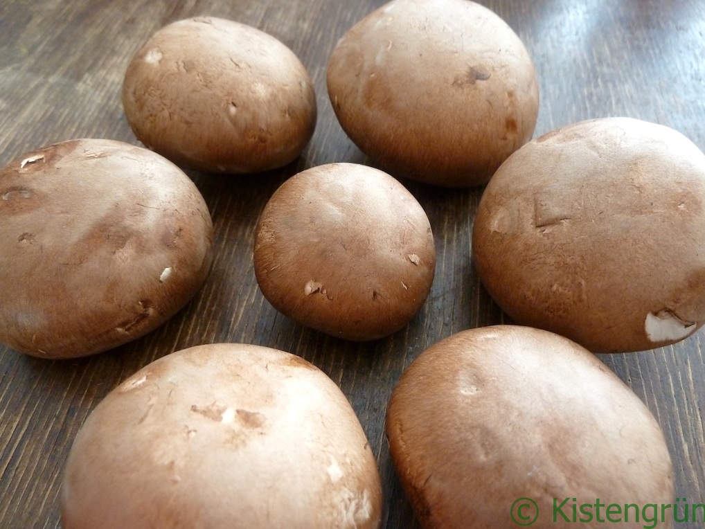 Frische Champignons auf einem brauen Tisch