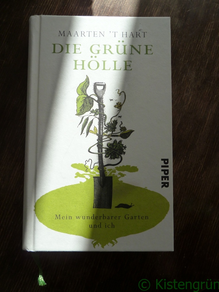 Das Buch Die Grüne Hölle von Maarten't Hart auf einem brauen Tisch.