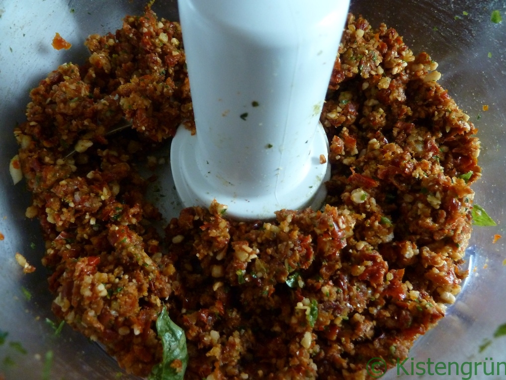 Pesto rosso in einer Küchenmaschine hergestellt.