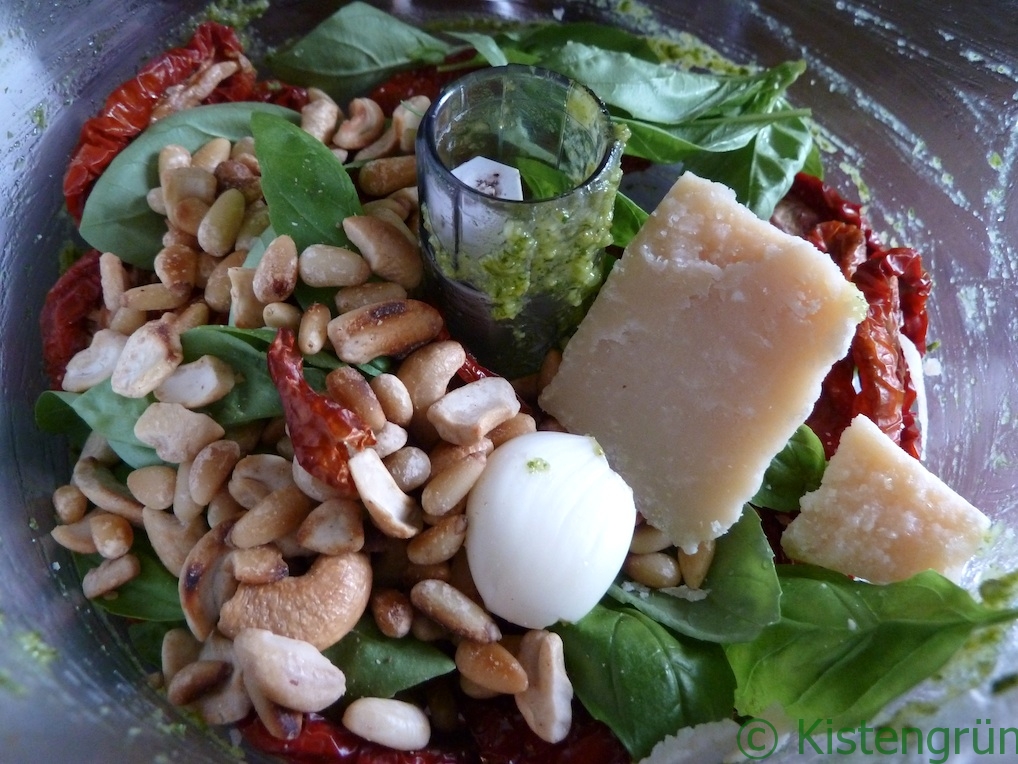 Zutaten für eine Tomatenpesto im Mixer: Tomaten, Basilikum, Knoblauch, Pinienkerne