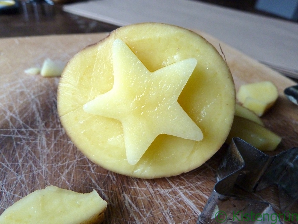 Kartoffelstempel: Ein Stern in eine Kartoffel geschnitzt.