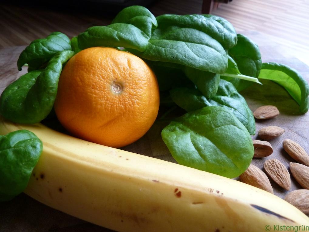 Zutaten für Spinat-Smoothie: Soinat, Orange, Banane, Mandeln.