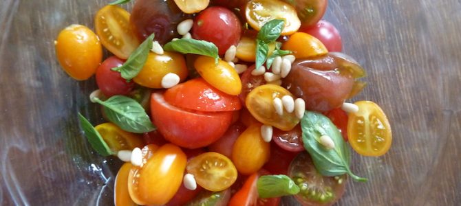 Schnell, einfach und lecker: Frischer Tomatensalat Schnell, einfach und lecker: Frischer Tomatensalat
