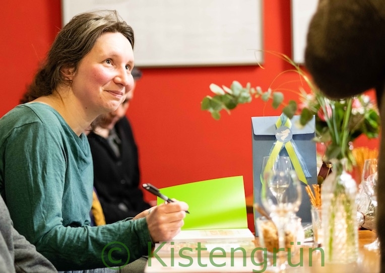 Melanie Öhlenbach signiert ihr Buch "Mein Stadtbalkon"