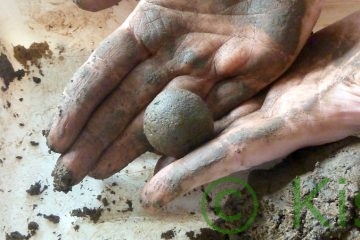 Samenbomben selber machen: Saatkugeln mit der Hand gerollt